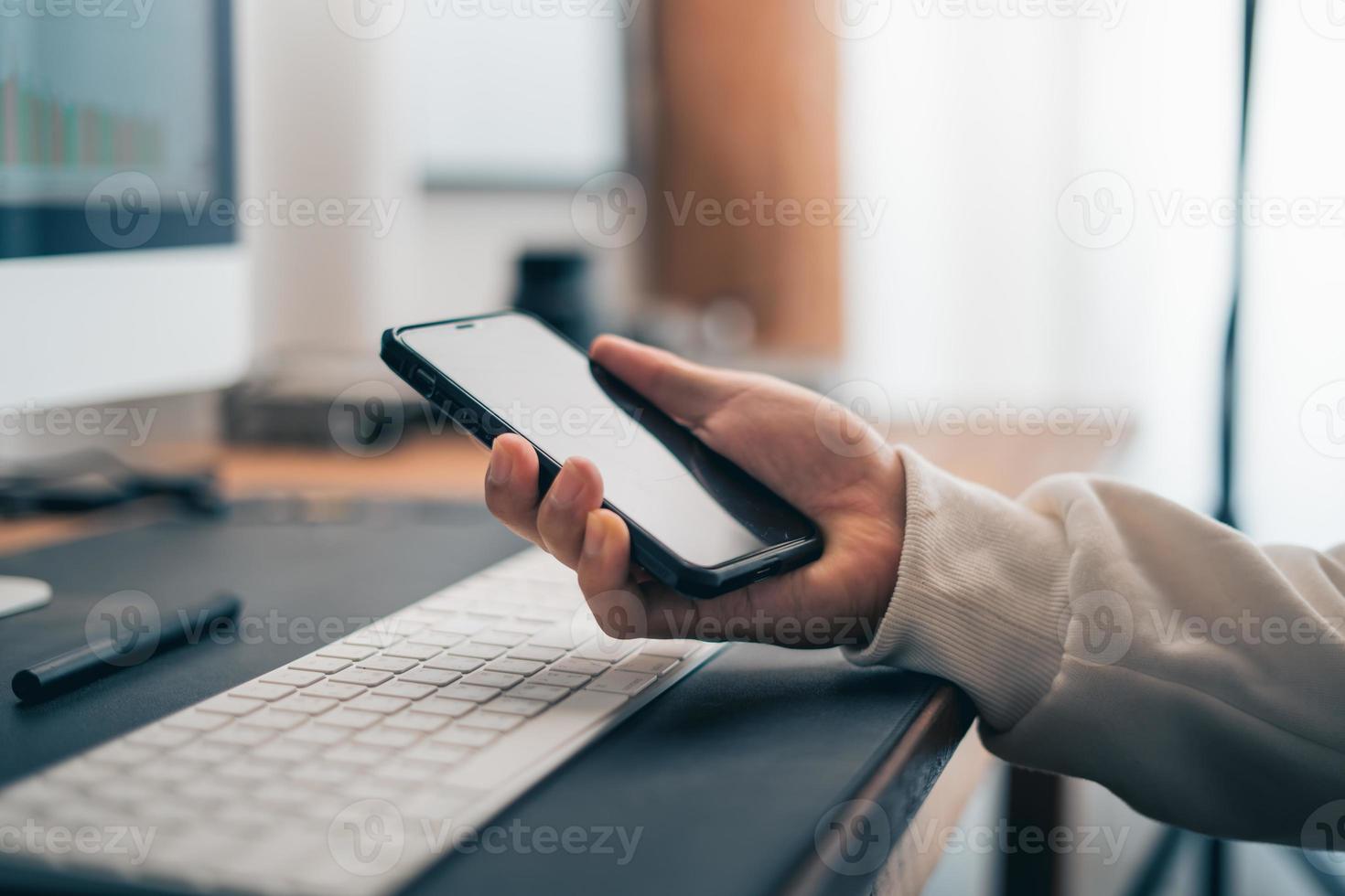 homem trabalhando na mesa do computador em home office foto