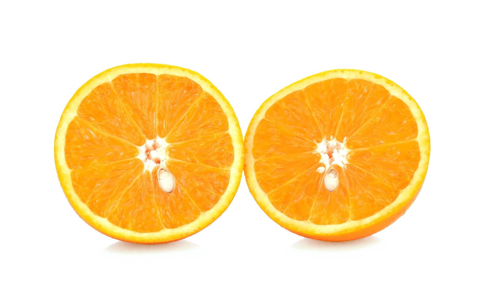 fruta laranja metade em fundo branco foto