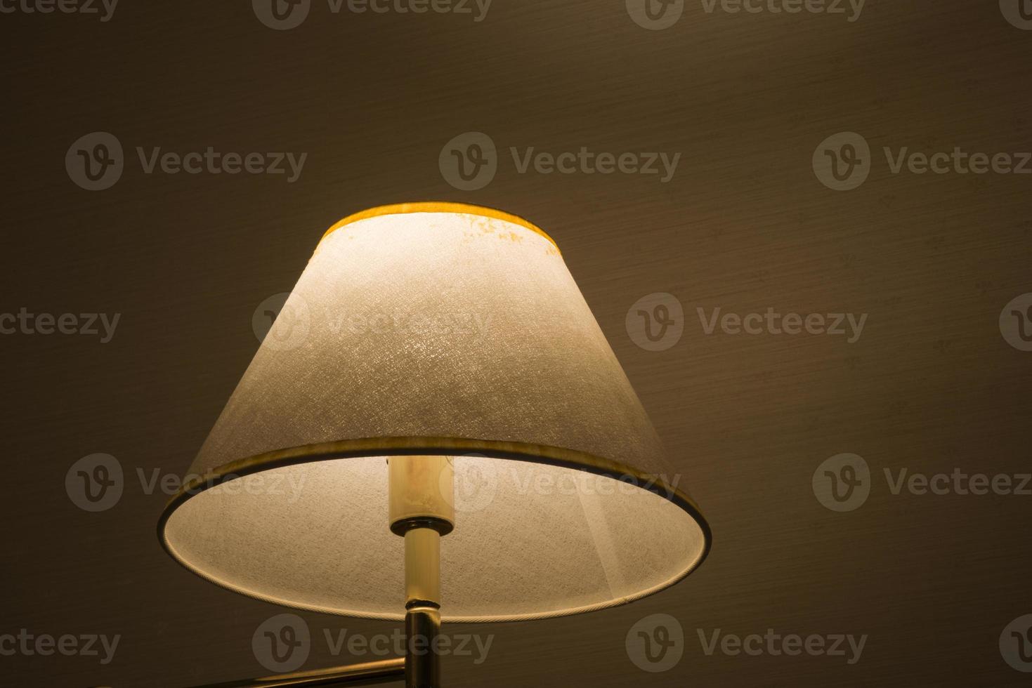 lâmpada de luxo na mesa foto