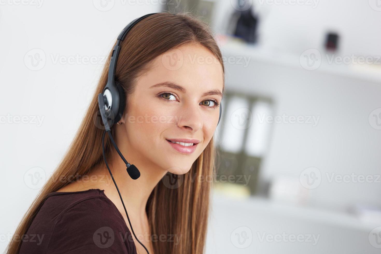 retrato do operador de telefone de suporte jovem feliz com fone de ouvido. foto
