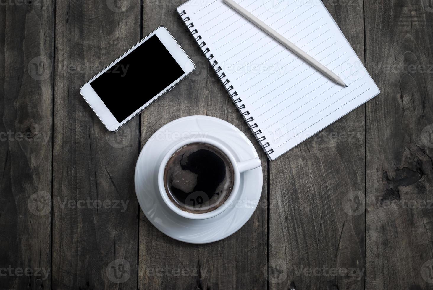 tela em branco preta no telefone e xícara de café foto