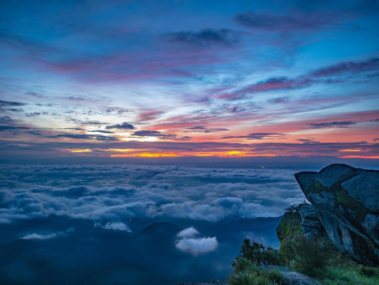 lindo céu do nascer do sol com penhasco rochoso de manhã na montanha khao luang no parque nacional de ramkhamhaeng, província de sukhothai tailândia foto