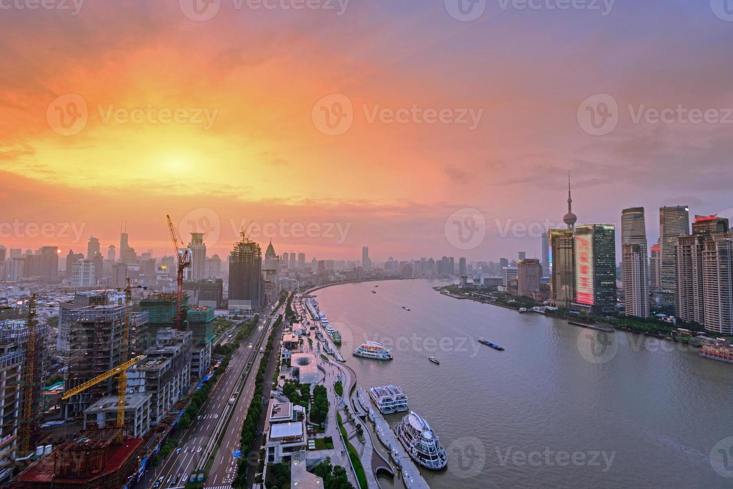cidade moderna ao nascer do sol, skyline de shanghai foto