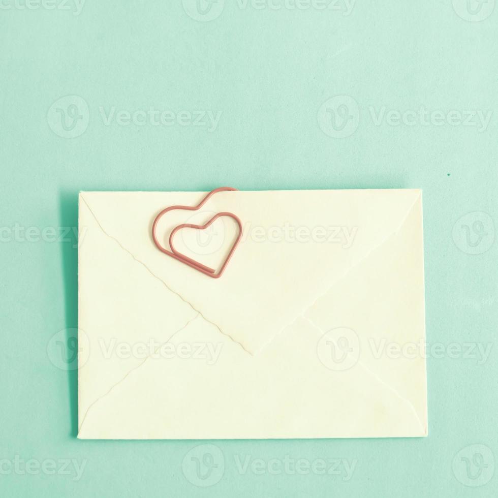 envelope de correio aéreo com clipe em forma de coração foto