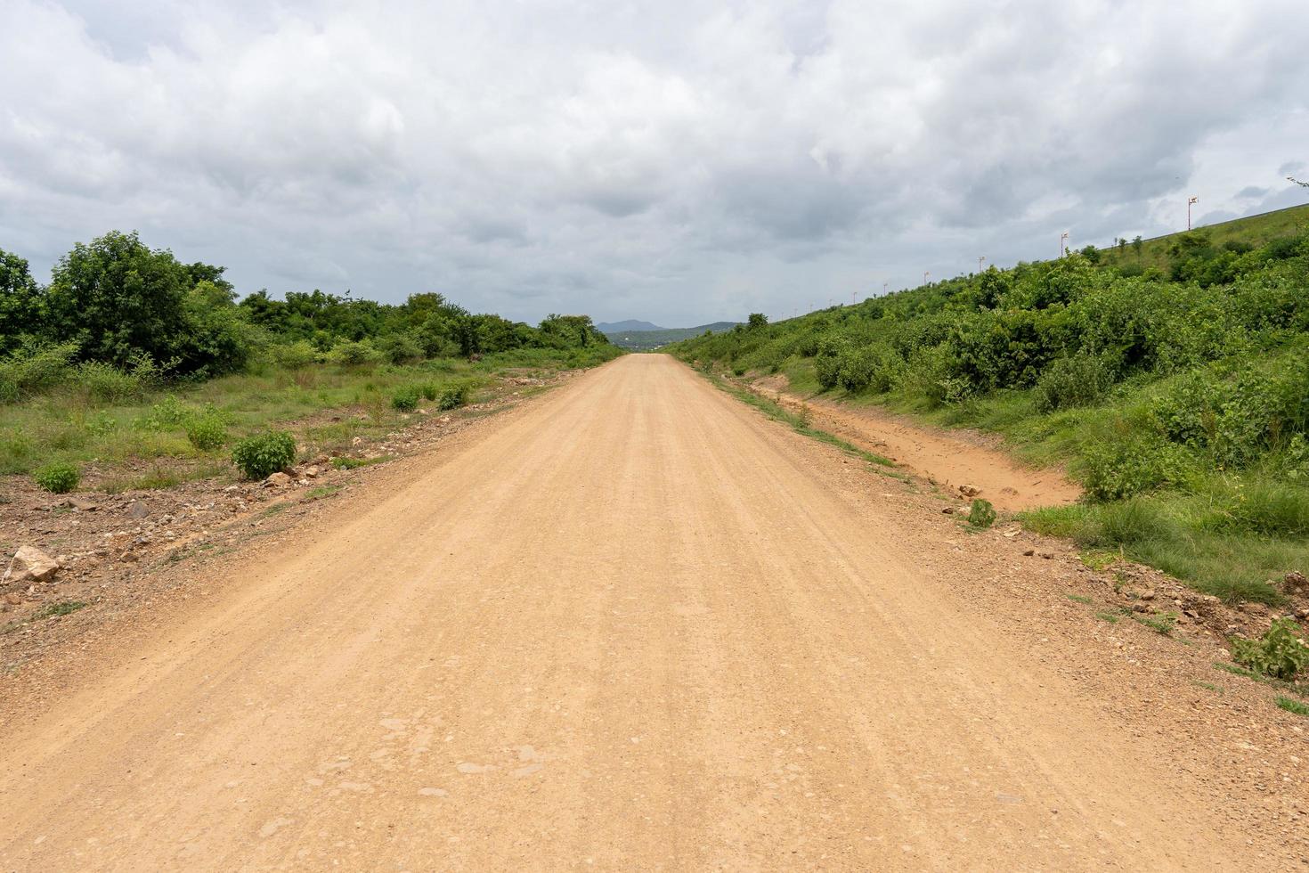 a entrada e saída dos aldeões na estrada rural de cascalho. foto