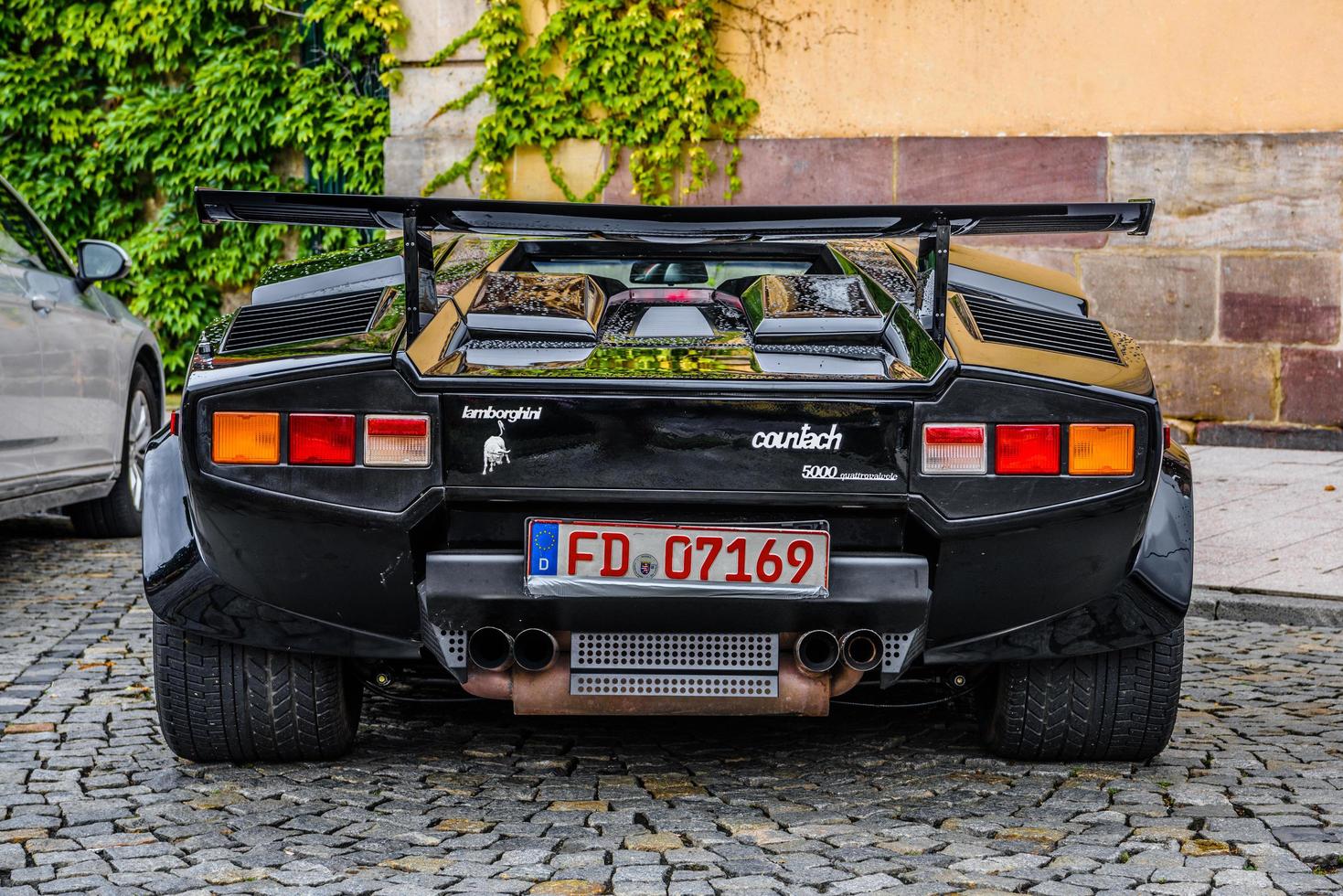 alemanha, fulda - jul 2019 black lamborghini countach é um carro esportivo traseiro com motor central e tração traseira produzido pelo fabricante de automóveis italiano lamborghini de 1974 a 1990. foto