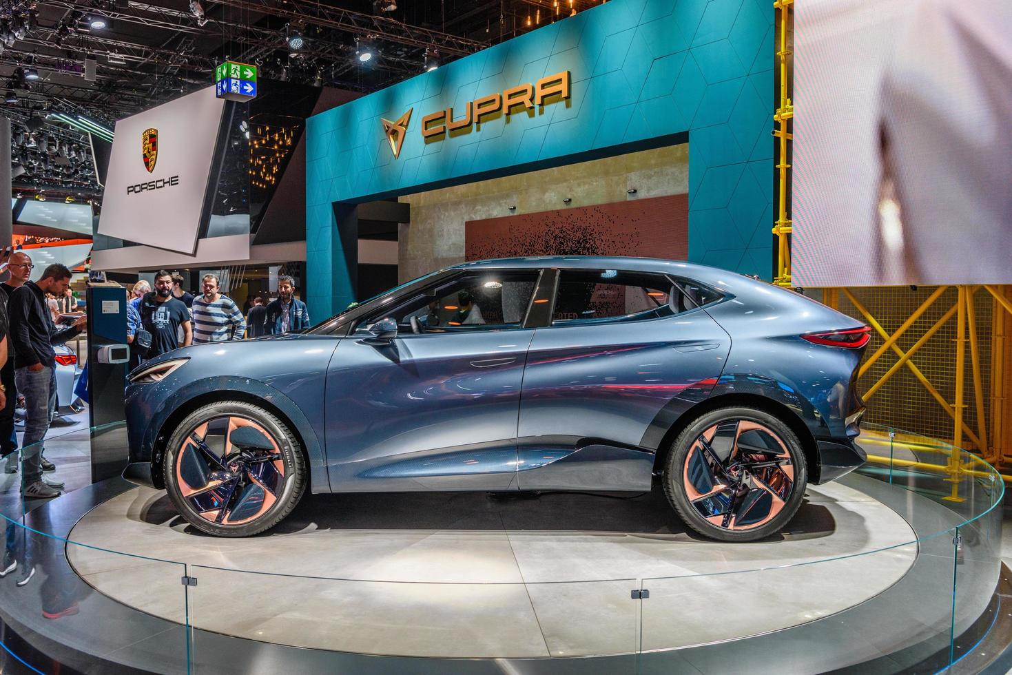 frankfurt, alemanha - setembro de 2019 blue cupra tavascan elétrico suv concept car, iaa international motor show auto exhibtion foto