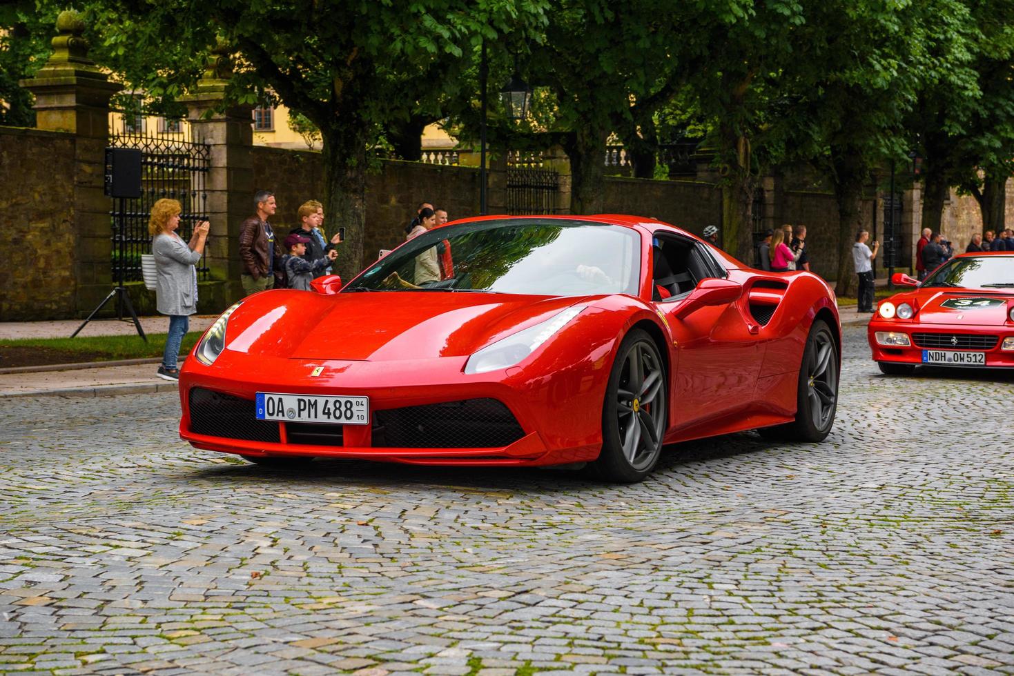 alemanha, fulda - julho de 2019 vermelho ferrari 488 cupê tipo f142m é um carro esportivo de motor central produzido pelo fabricante de automóveis italiano ferrari. o carro é uma atualização para o 458 com notável exterior e foto