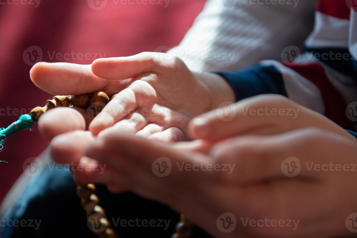 oração muçulmana pai e filho na mesquita rezando juntos, conceito de educação islâmica foto