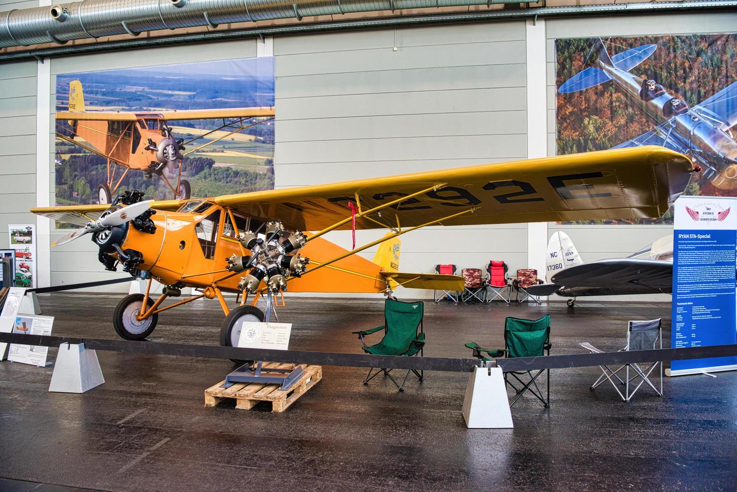 friedrichshafen - avião laranja de maio de 2019 curtiss robin j-1 1929 no motorworld classics bodensee em 11 de maio de 2019 em friedrichshafen, alemanha foto