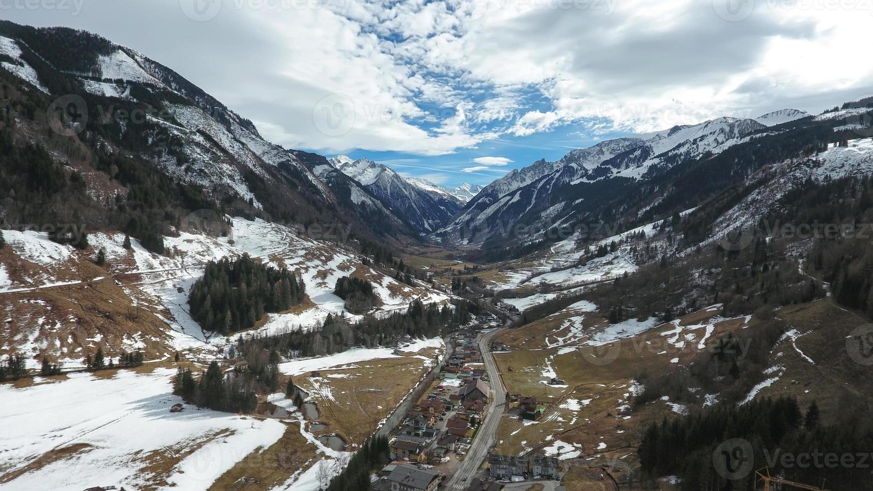 incrível vista aérea do drone de uma pequena aldeia entre colinas de montanha foto