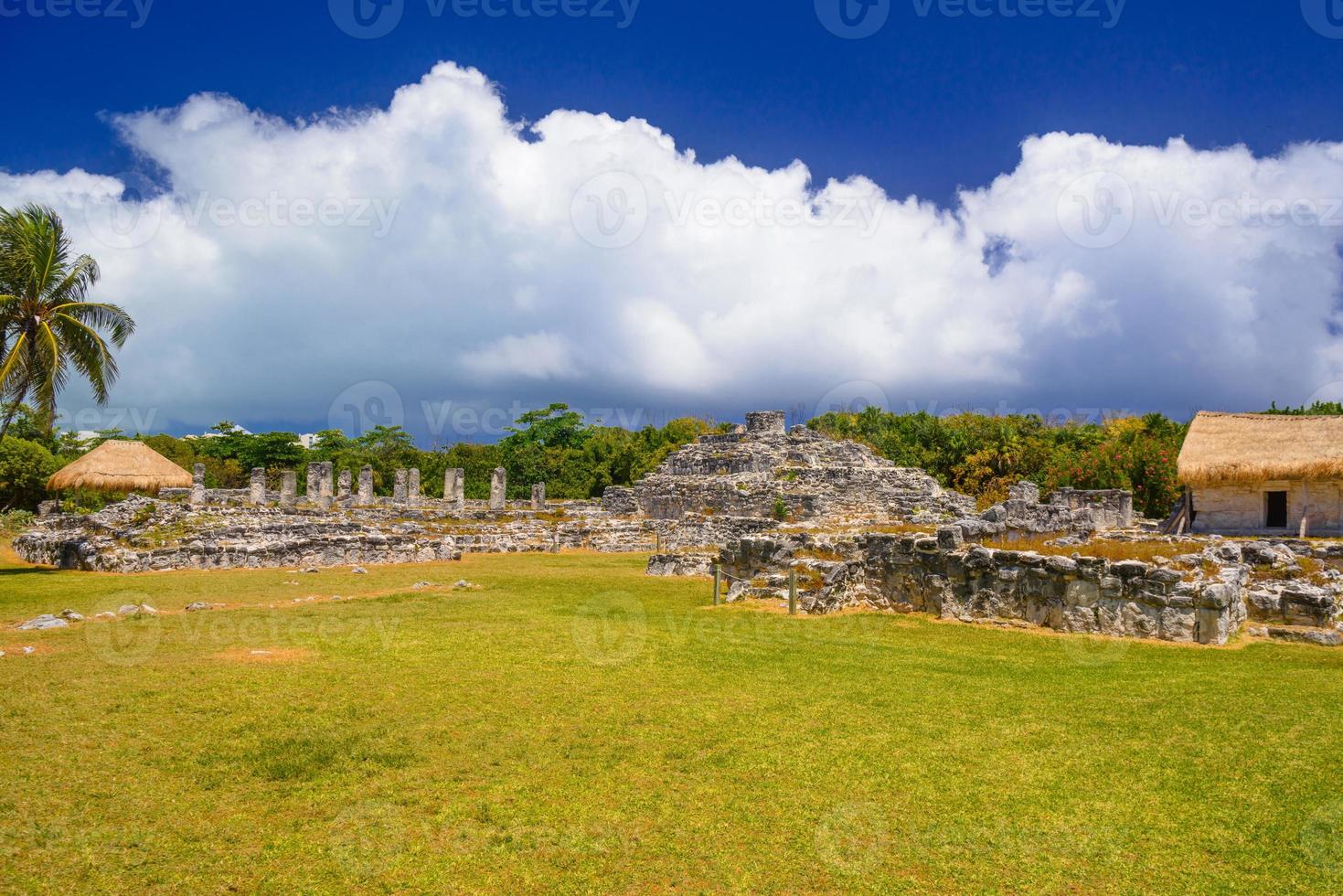 ruínas antigas de maya na zona arqueológica de el rey perto de cancun, yukatan, méxico foto