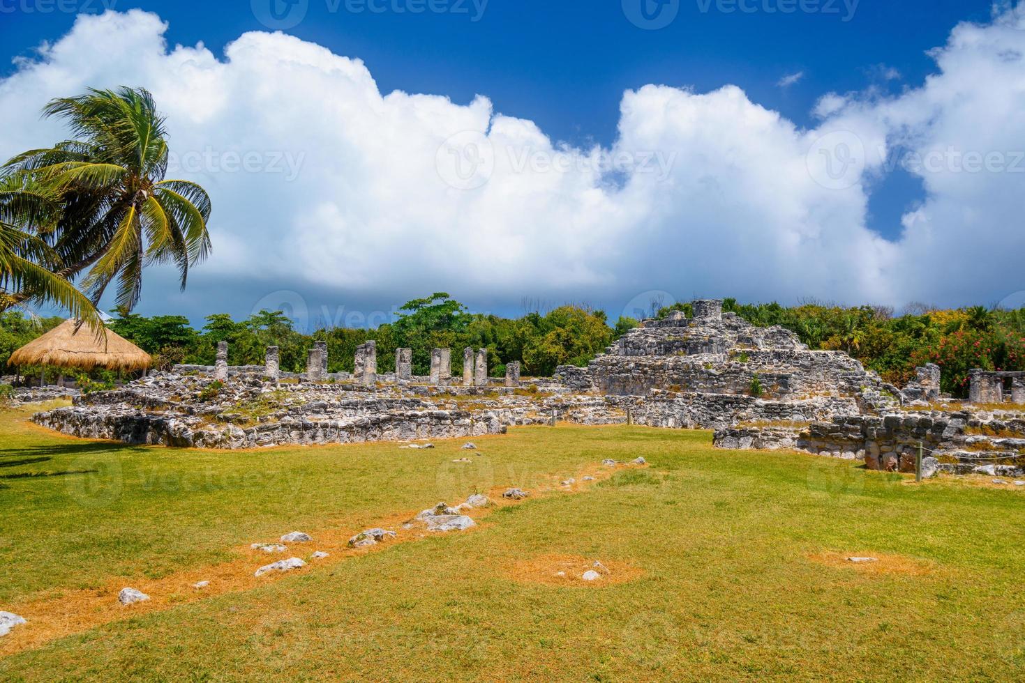 ruínas antigas de maya na zona arqueológica de el rey perto de cancun, yukatan, méxico foto