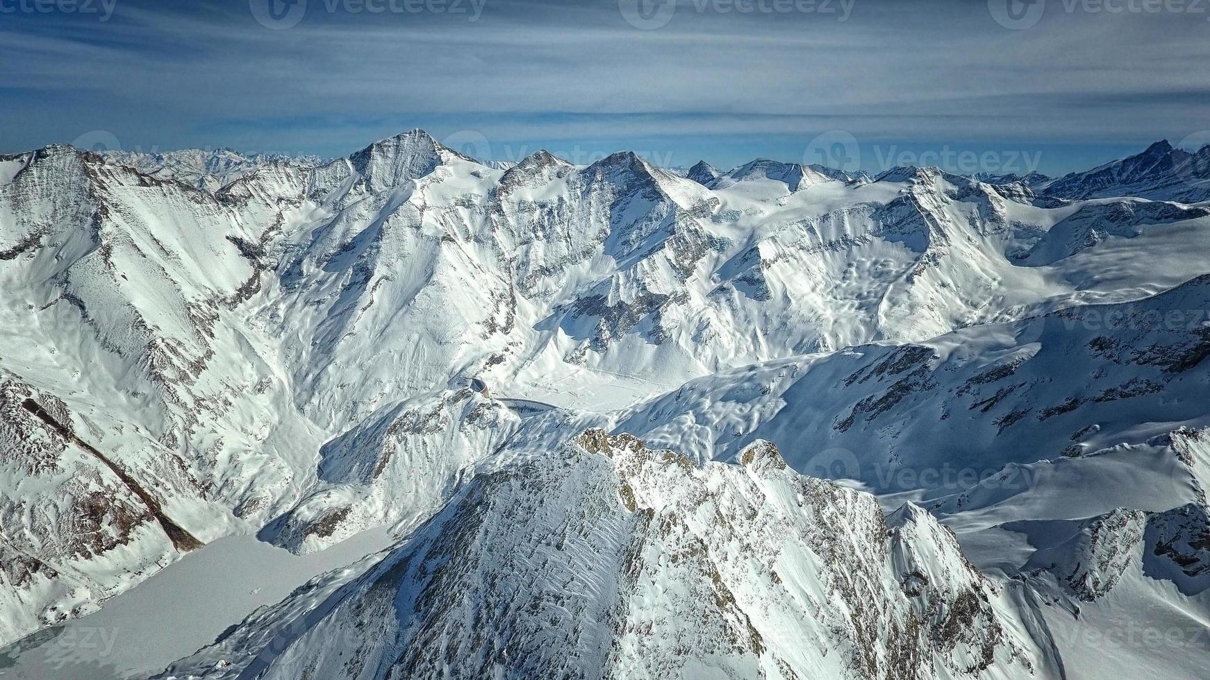 vista incrível de um drone sobre as colinas das montanhas nevadas foto