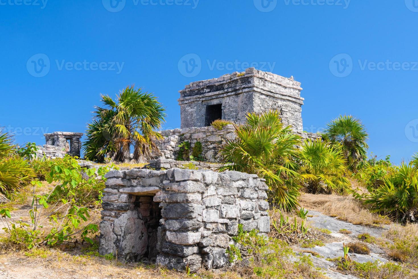 estrutura 45, ofertórios na colina perto da praia, ruínas maias em tulum, riviera maya, yucatan, mar do caribe, méxico foto