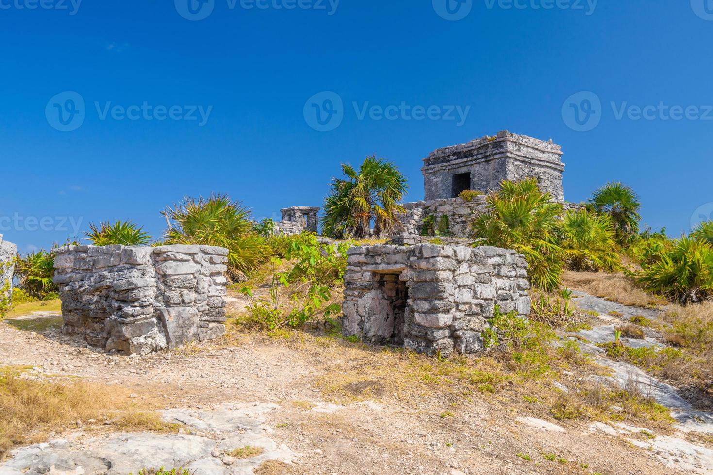 estrutura 45, ofertórios na colina perto da praia, ruínas maias em tulum, riviera maya, yucatan, mar do caribe, méxico foto