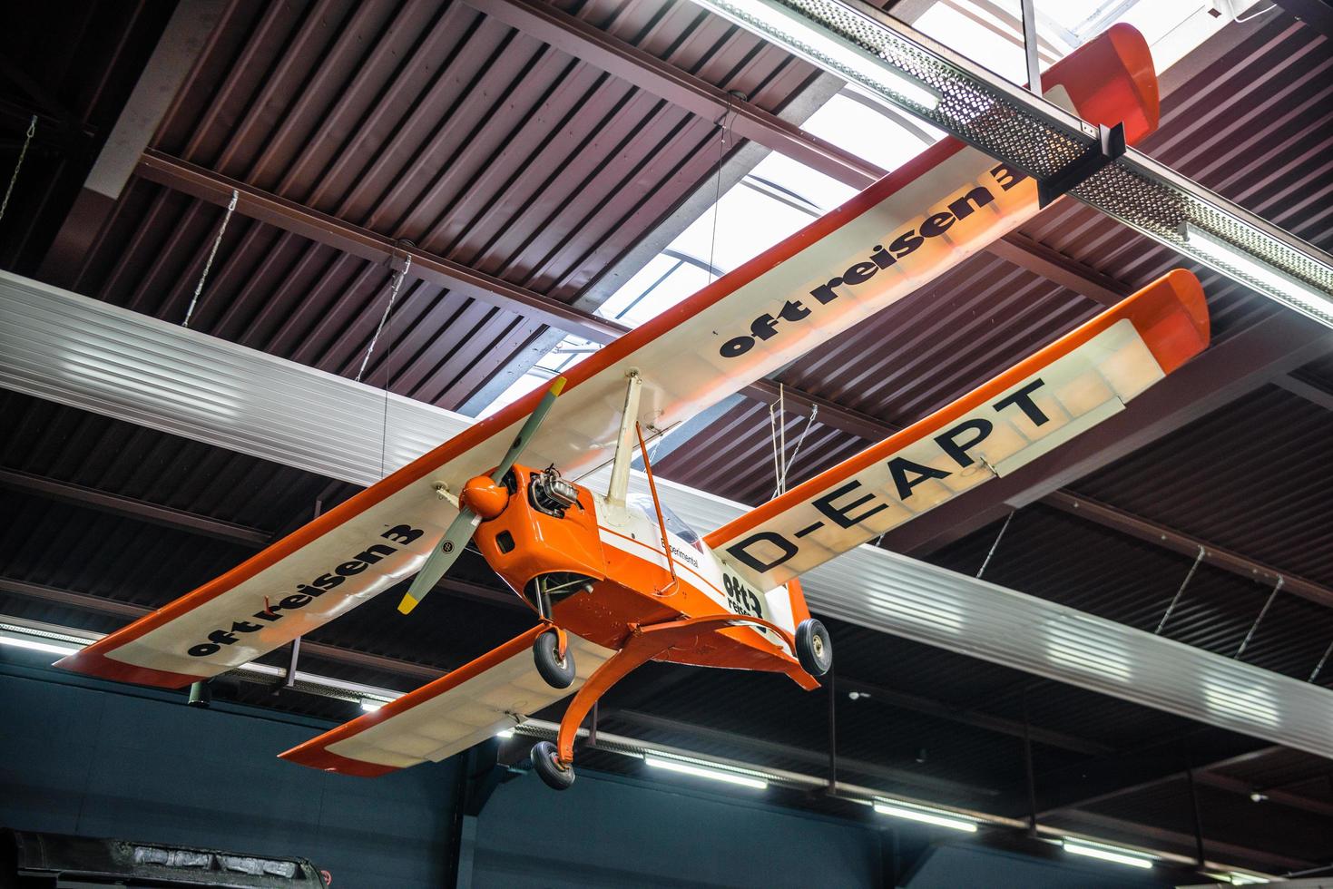 Sinsheim, Alemanha - mai 2022 laranja branco himmelslaus avião experimental de asa dupla foto