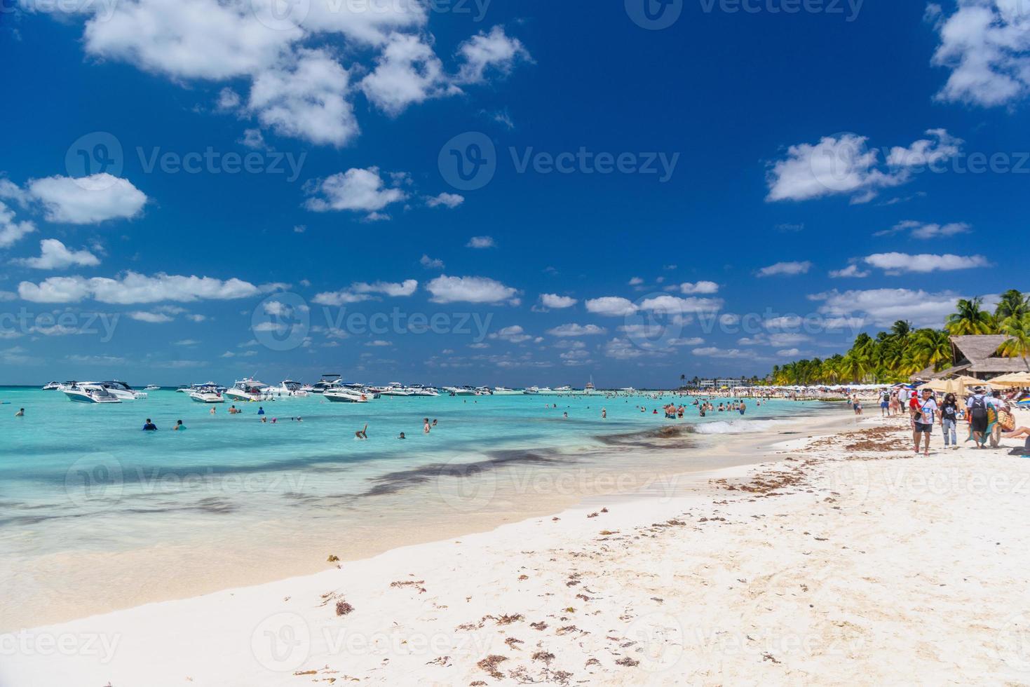 pessoas nadando perto de uma praia de areia branca, mar turquesa do caribe, ilha isla mujeres, mar do caribe, cancun, yucatan, méxico foto