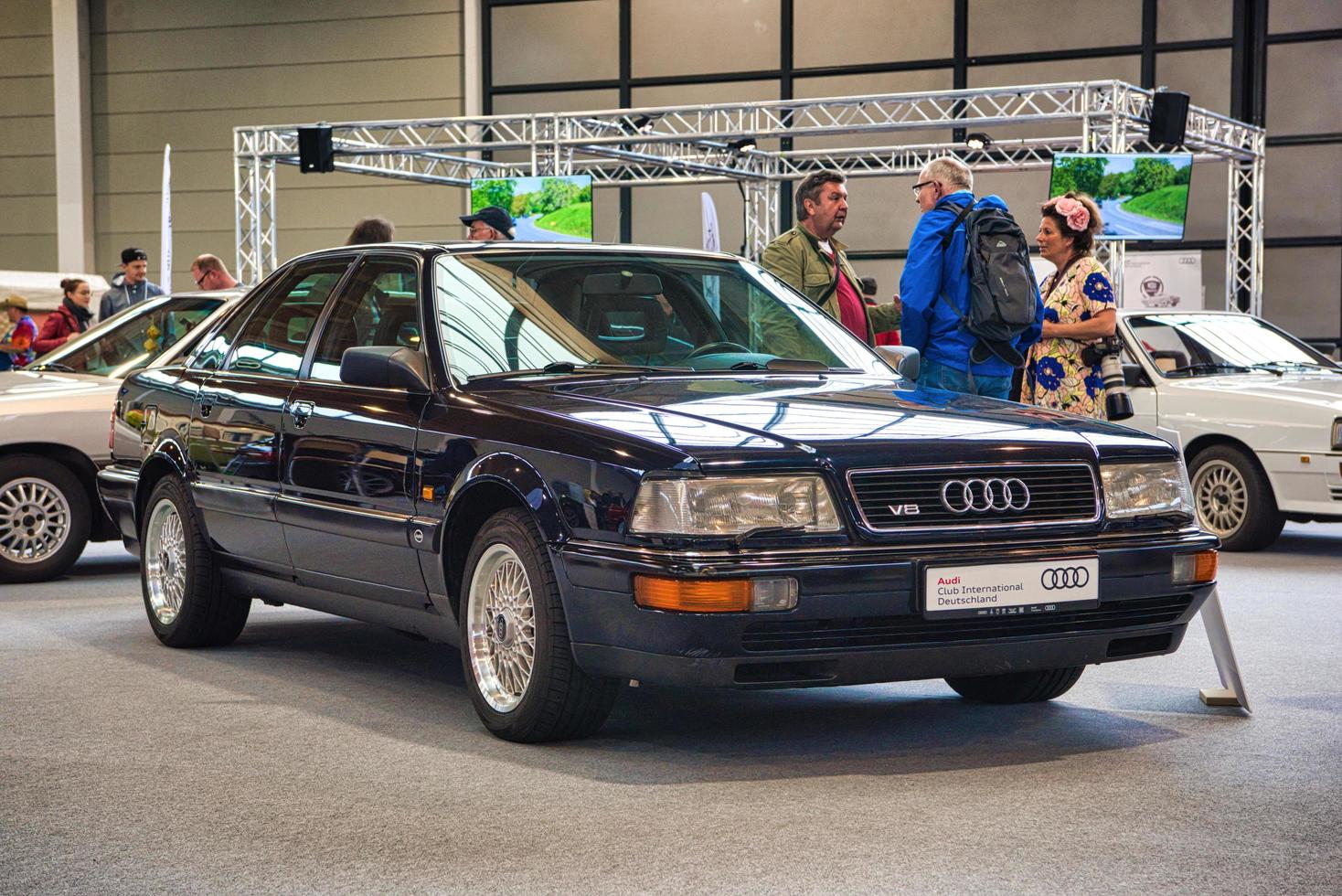 friedrichshafen - maio de 2019 black audi v8 type 4c 1988 sedan no motorworld classics bodensee em 11 de maio de 2019 em friedrichshafen, alemanha foto