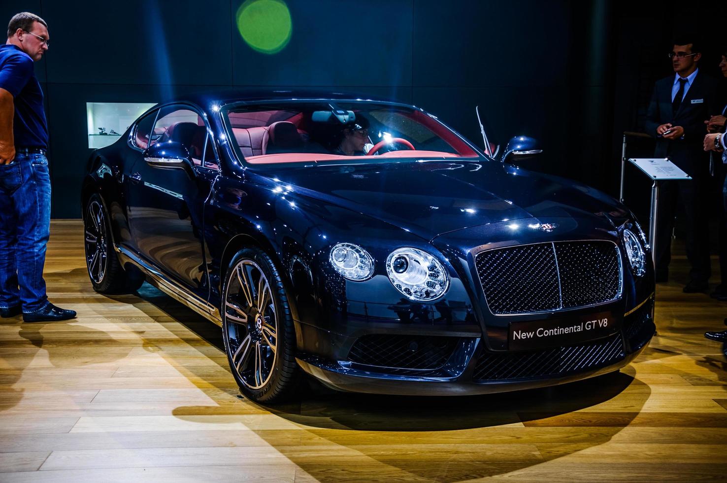 moscou, rússia - agosto de 2012 bentley continental gt v8 2ª geração apresentada como estreia mundial no 16º salão internacional de automóveis mias moscou em 30 de agosto de 2012 em moscou, rússia foto