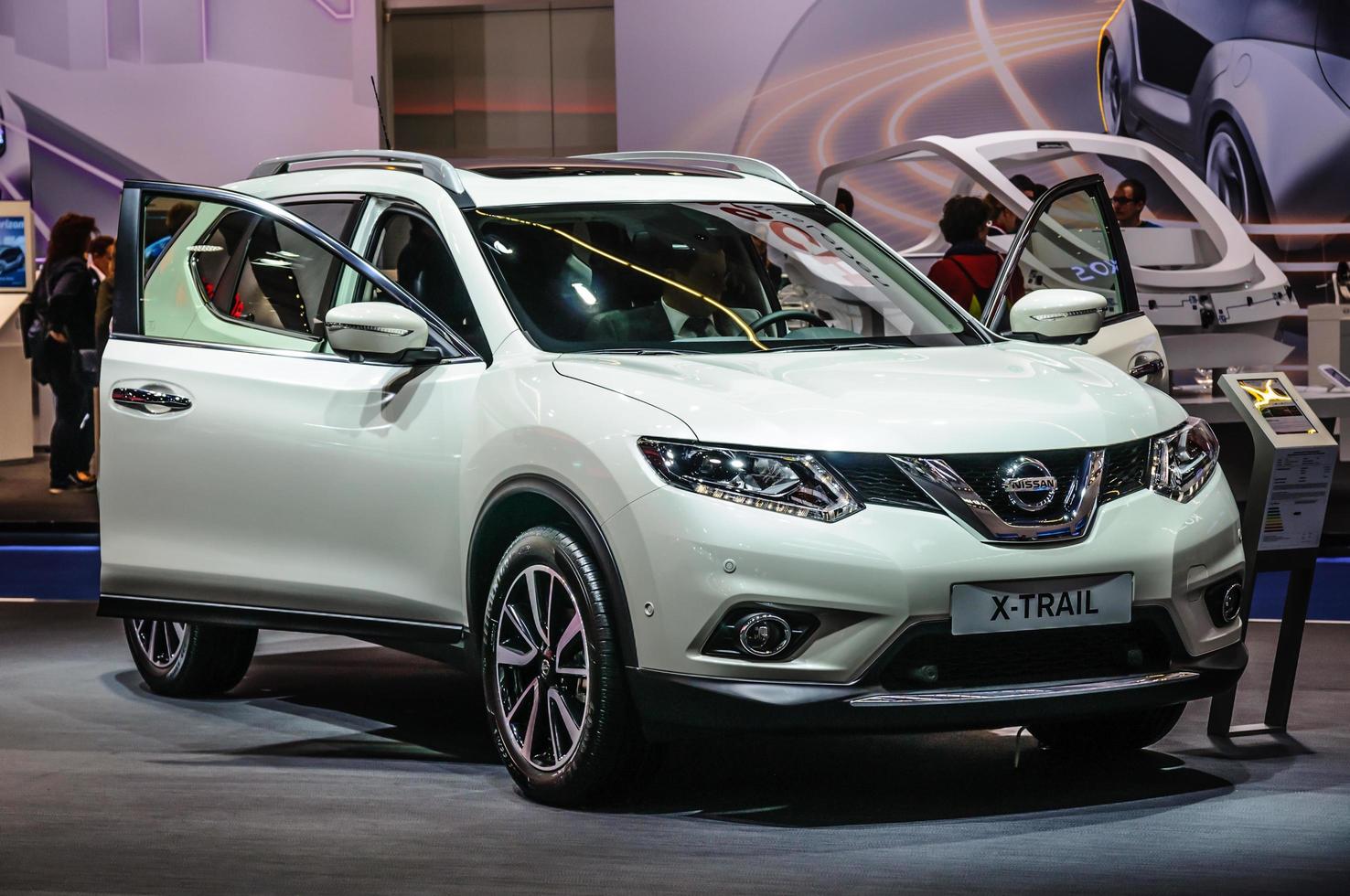 frankfurt - setembro de 2015 nissan x-trail apresentado na iaa internati foto