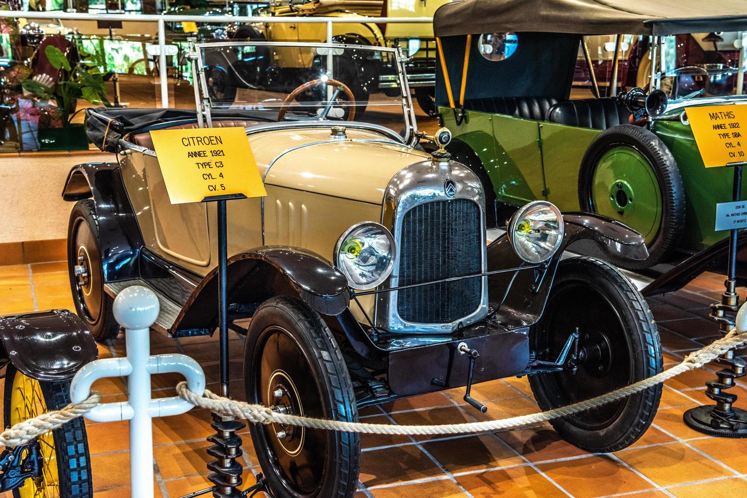 fontvieille, mônaco - junho de 2017 bege citroen c3 1921 no museu de coleção de carros top de mônaco foto