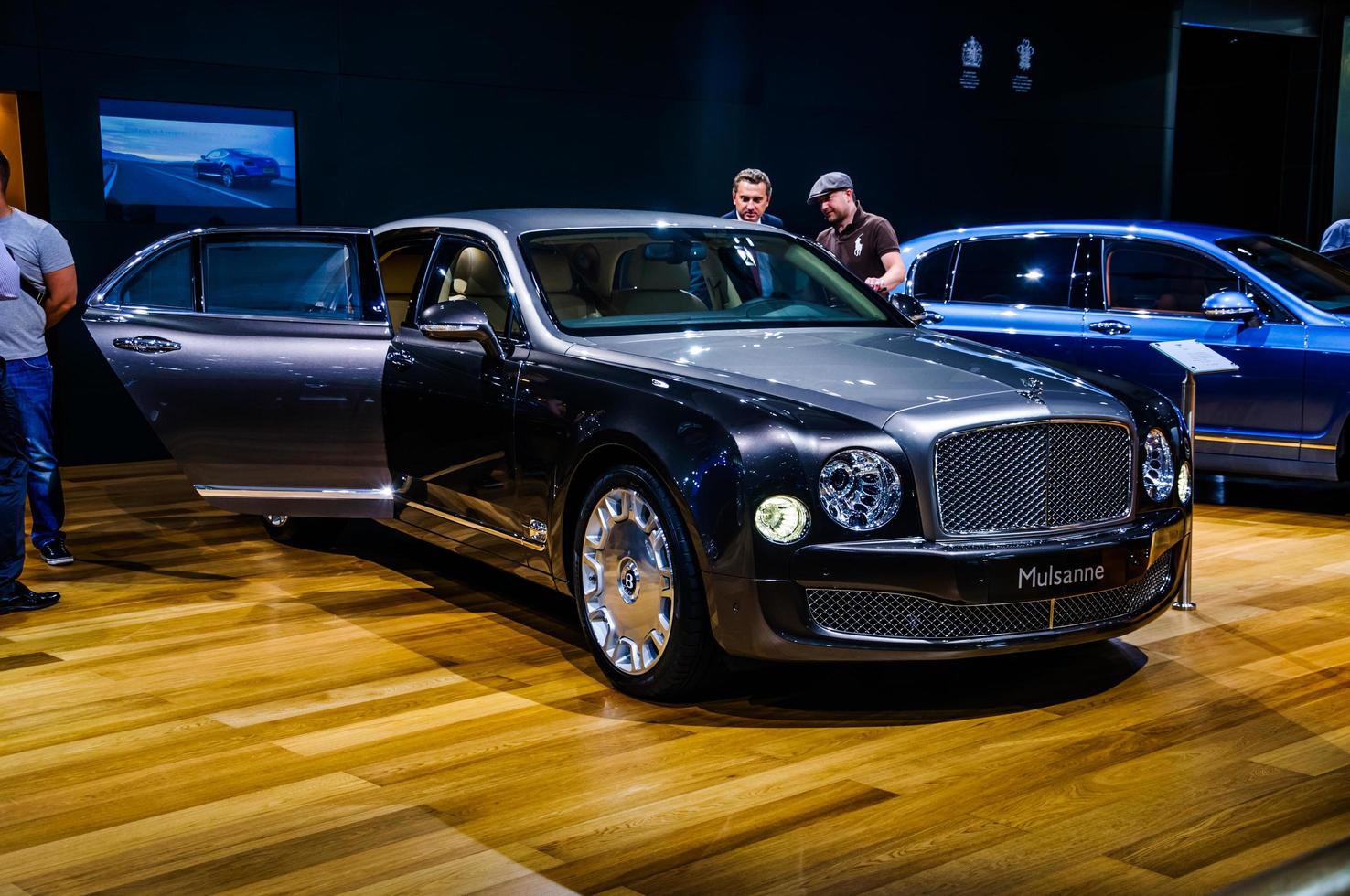 moscou, rússia - agosto de 2012 bentley mulsanne 2 geração apresentada como estreia mundial no 16º salão internacional de automóveis mias moscou em 30 de agosto de 2012 em moscou, rússia foto