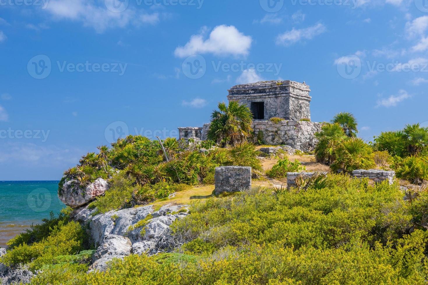 estrutura 45, ofertórios na colina perto da praia, ruínas maias em tulum, riviera maya, yucatan, mar do caribe, méxico foto