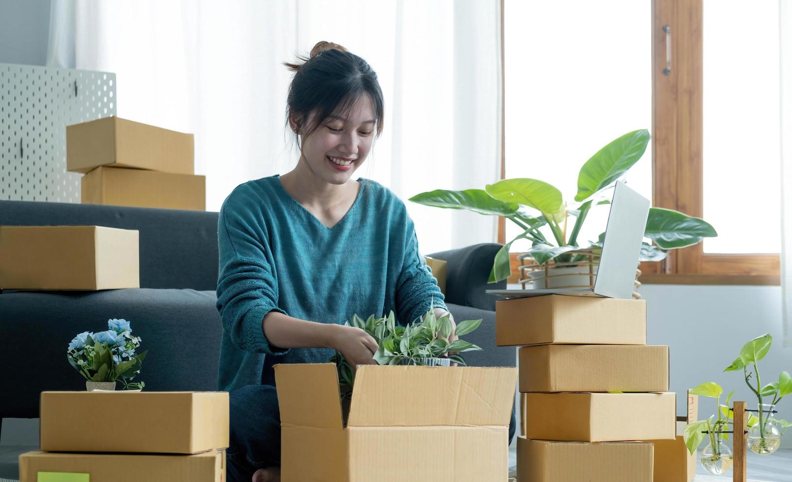 jovem empresário pequeno empresário trabalhando em home office. entrega de embalagens de marketing on-line, empreendedor de startups ou conceito de mulher freelance. proprietário de pequena empresa foto