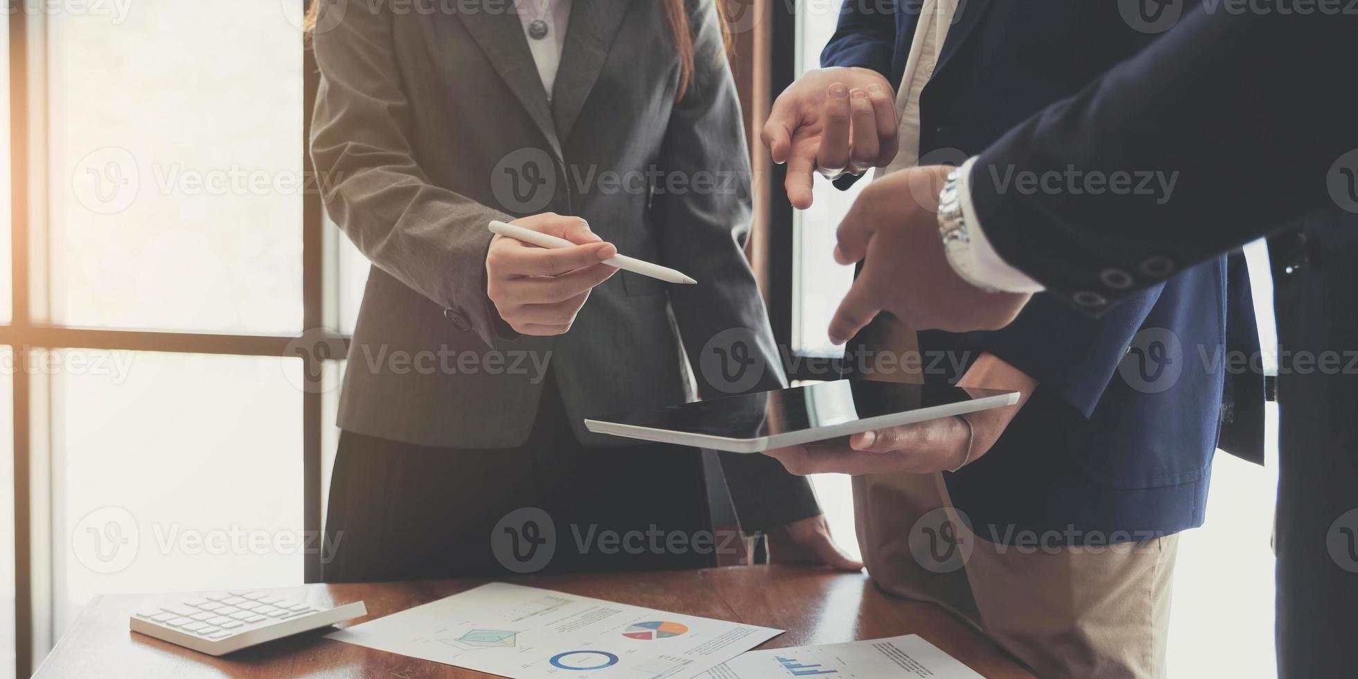 mão de empresários da equipe apontando para o documento de negócios durante a discussão na reunião. foto