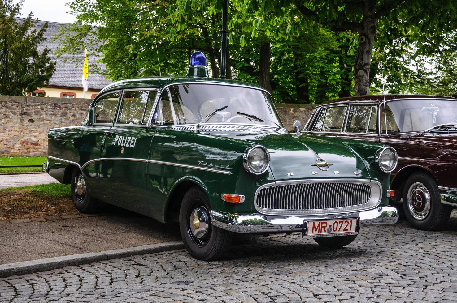 fulda, alemanha - carro retrô de luxo da polícia opel kapitan de maio de 2013 foto