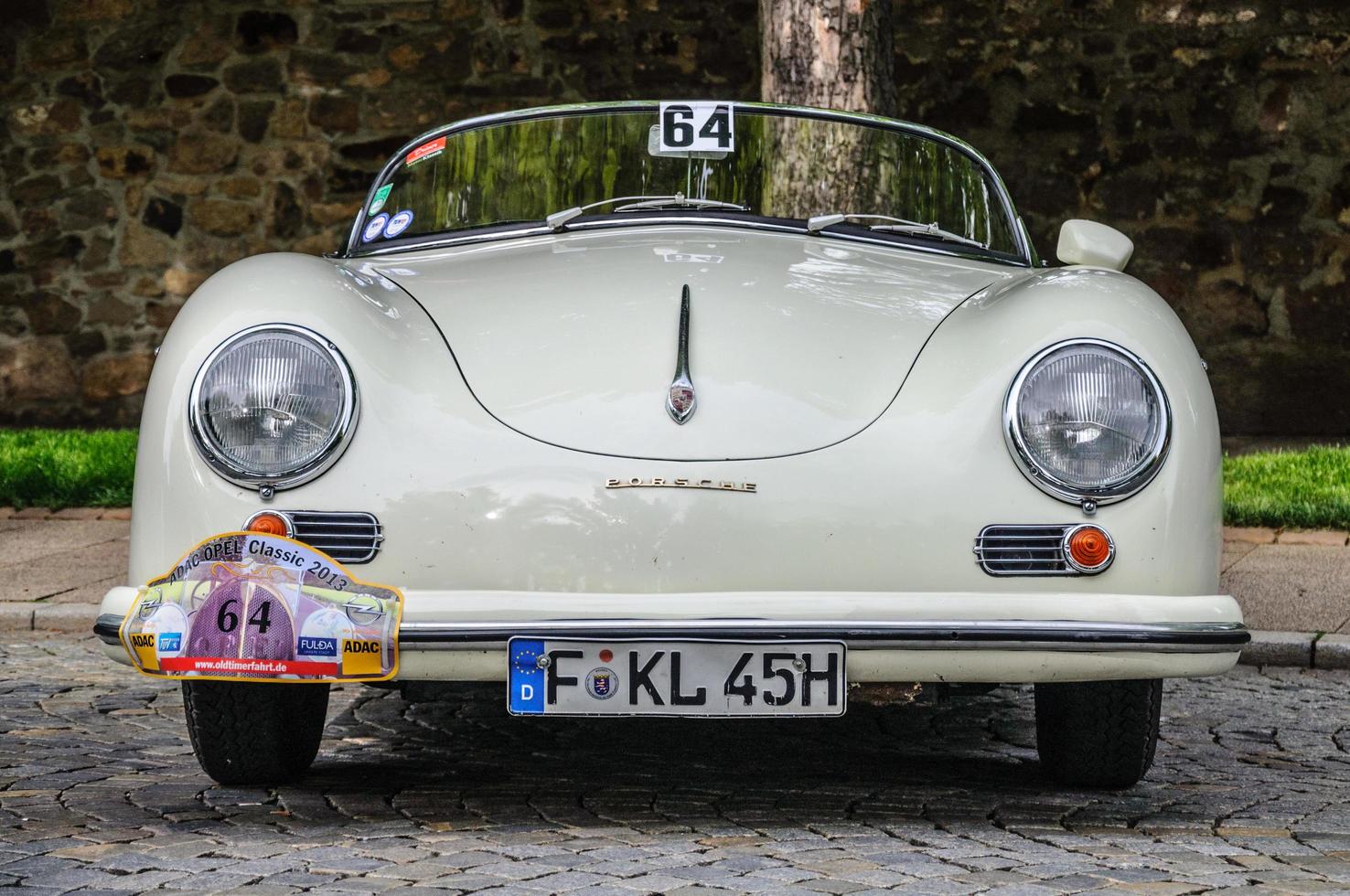 fulda, alemanha - maio de 2013 porsche 356 cabrio luxo esporte retro carro em 9 de maio de 2013 em fulda, alemanha foto