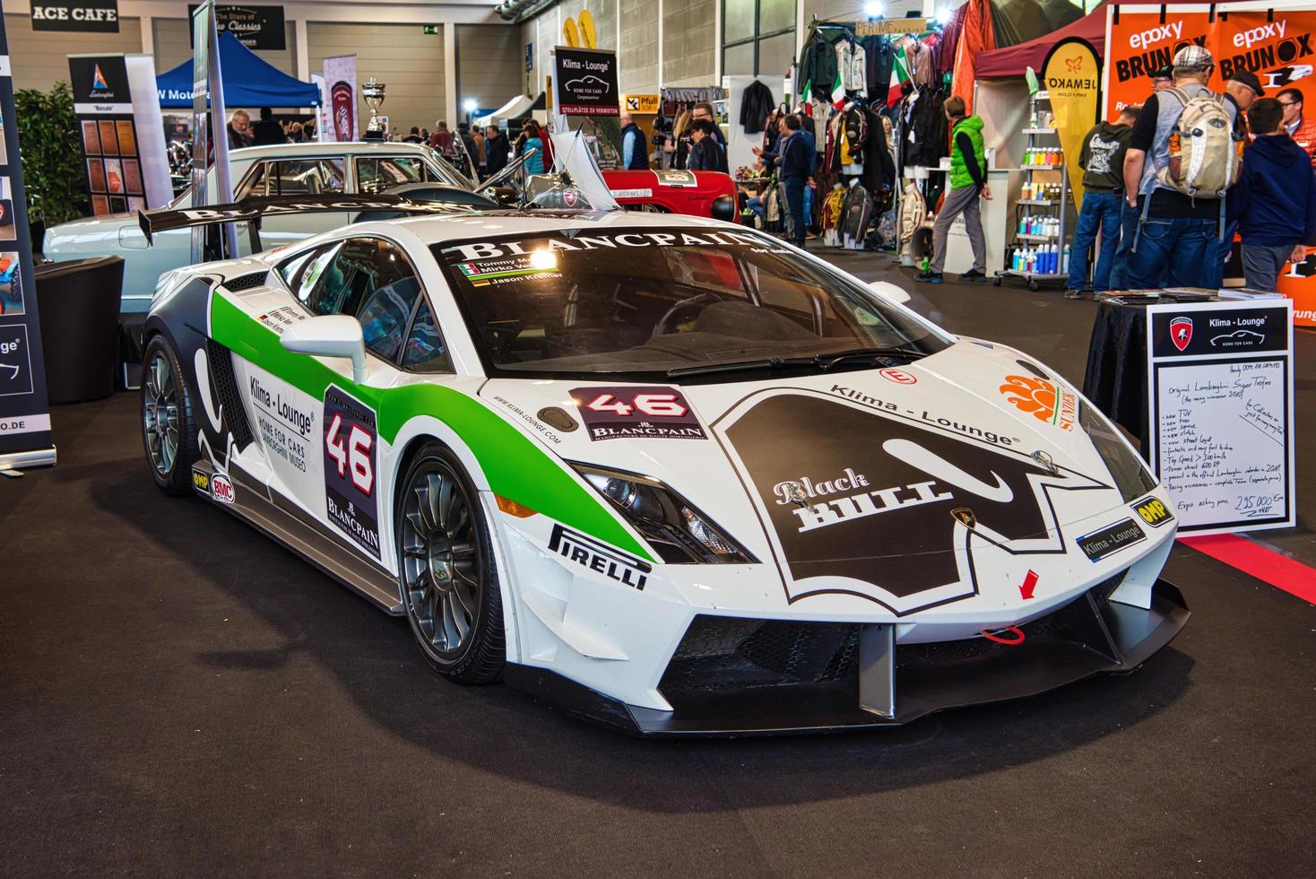 friedrichshafen - maio de 2019 branco verde preto lamborghini super trofeo gallardo 2009 no motorworld classics bodensee em 11 de maio de 2019 em friedrichshafen, alemanha foto