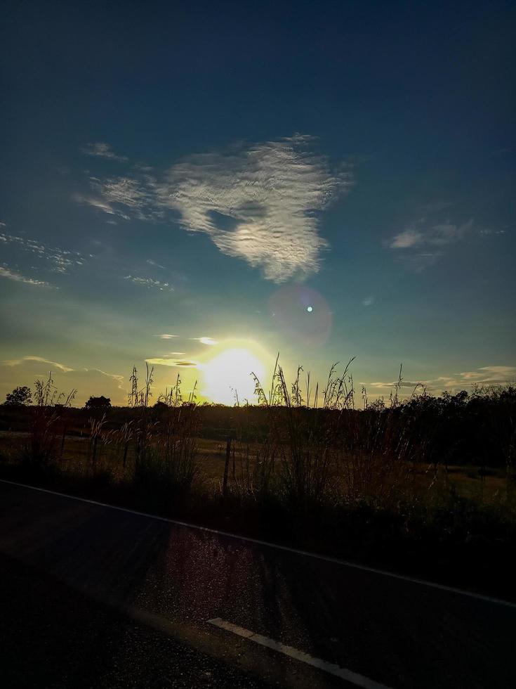 belo pôr do sol na vista da rua foto