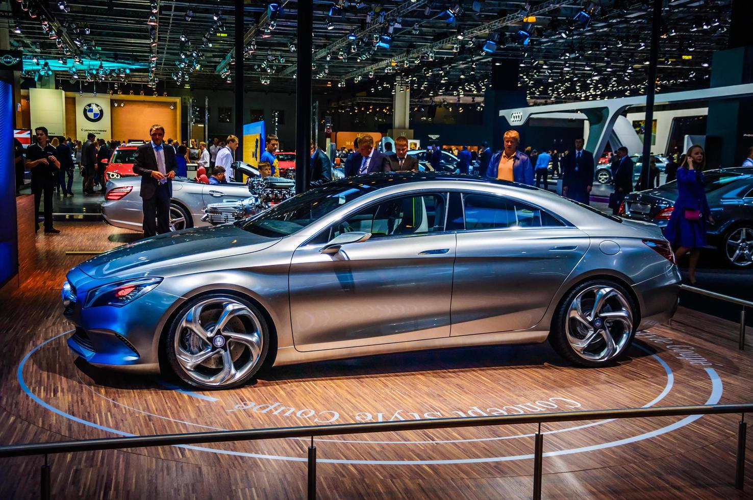 moscou, rússia - agosto de 2012 mercedes-benz cla-class coupe concept style apresentado como estreia mundial no 16º salão internacional de automóveis mias moscou em 30 de agosto de 2012 em moscou, rússia foto