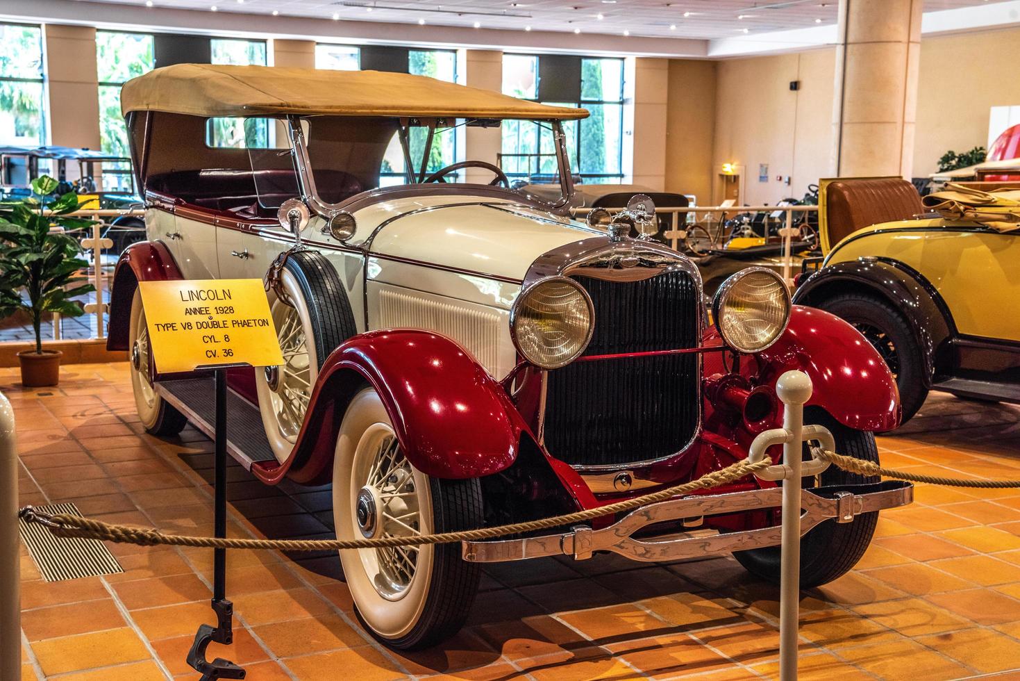 fontvieille, mônaco - junho de 2017 branco vermelho lincoln v8 duplo phaeton 1928 no museu de coleção de carros top de mônaco foto