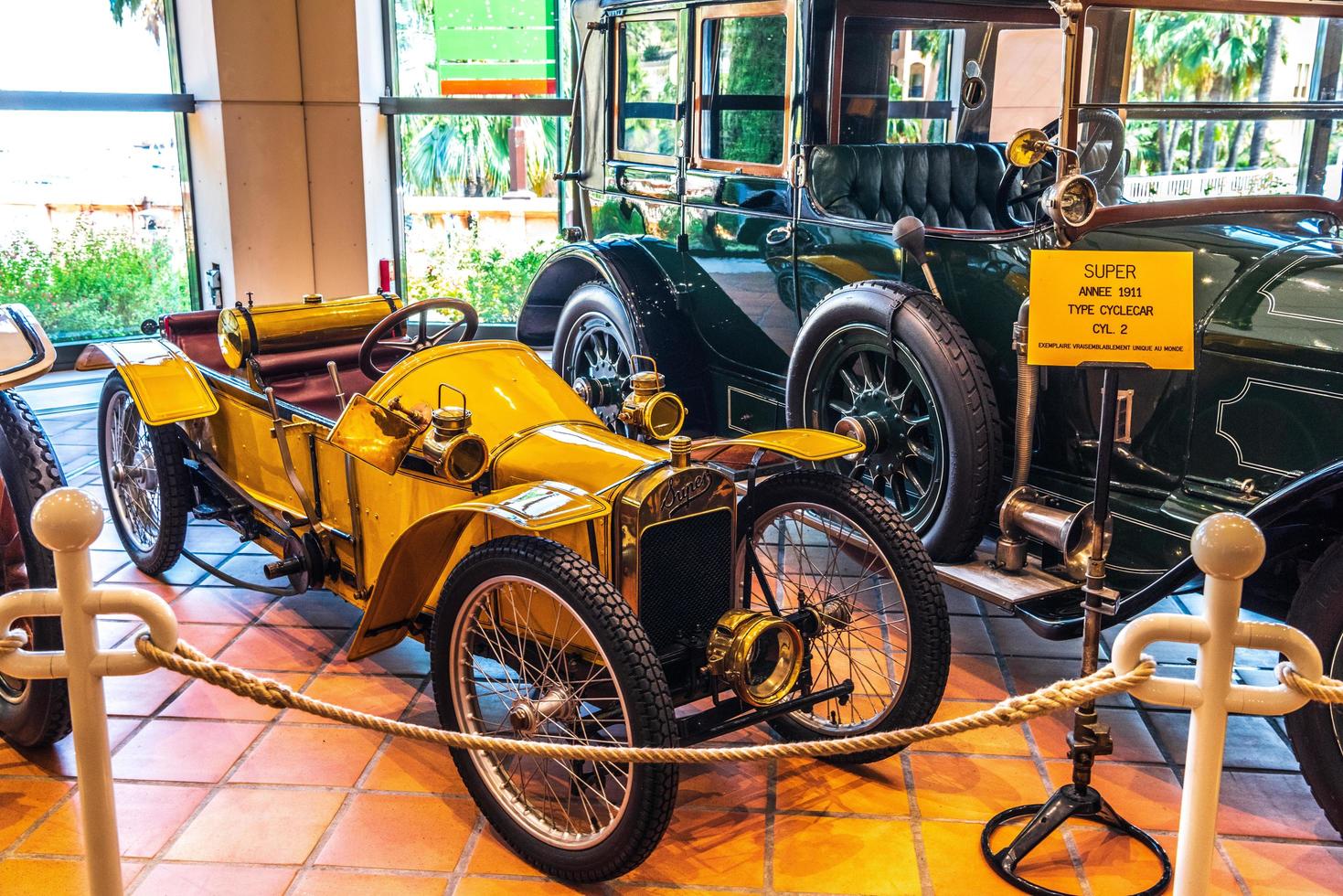 fontvieille, mônaco - jun 2017 amarelo super cyclear 1911 no museu de coleção de carros top de mônaco foto