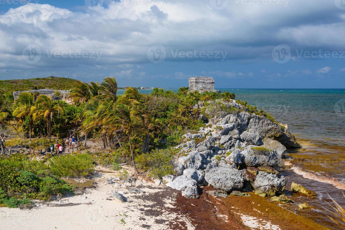 estrutura 45, ofertórios na colina perto da praia, ruínas maias em tulum, riviera maya, yucatan, mar do caribe, méxico foto