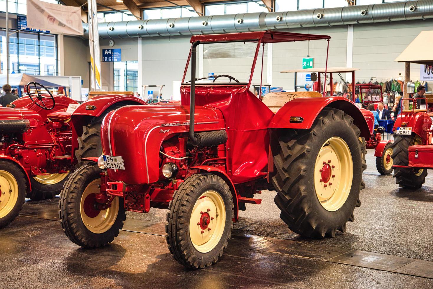 friedrichshafen - maio de 2019 red porsche junior diesel super trator 1960 no motorworld classics bodensee em 11 de maio de 2019 em friedrichshafen, alemanha foto