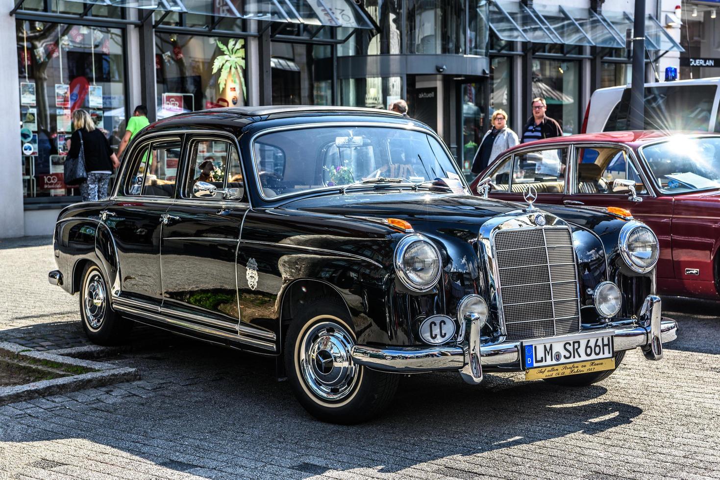 Alemanha, Limburgo - abril de 2017 preto mercedes-benz w120 w121 180 1 foto