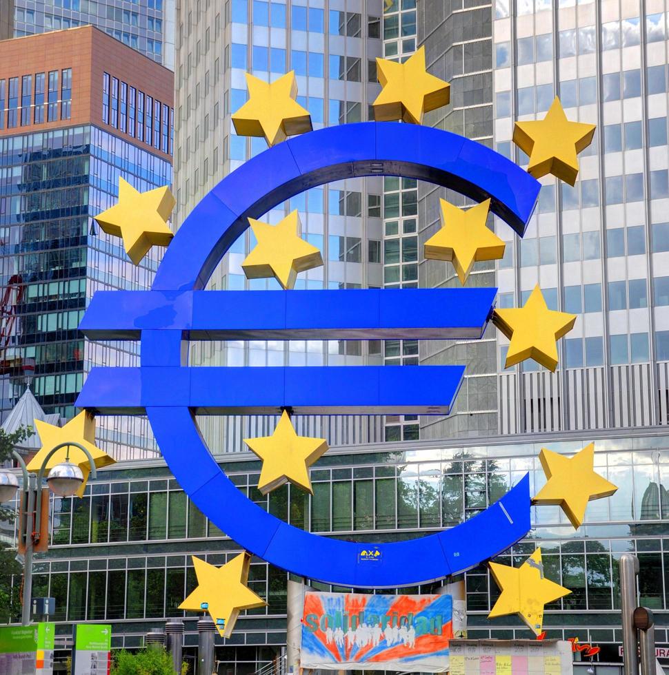 frankfurt, alemanha - 12 de julho banco central europeu em frankfurt com sinal de euro foto