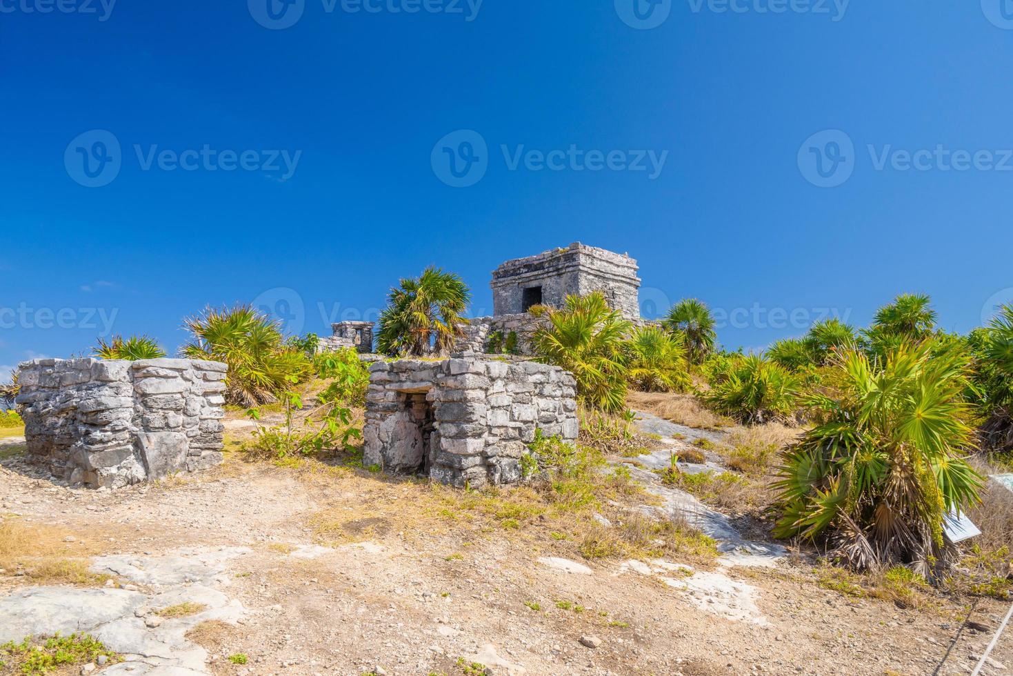 estrutura 45, ofertórios na colina perto da praia, ruínas maias em tulum, riviera maya, yucatan, mar do caribe, méxico foto