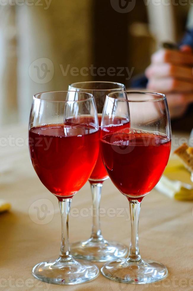 close-up de suco de cranberry vermelho fresco colorido no restaurante foto