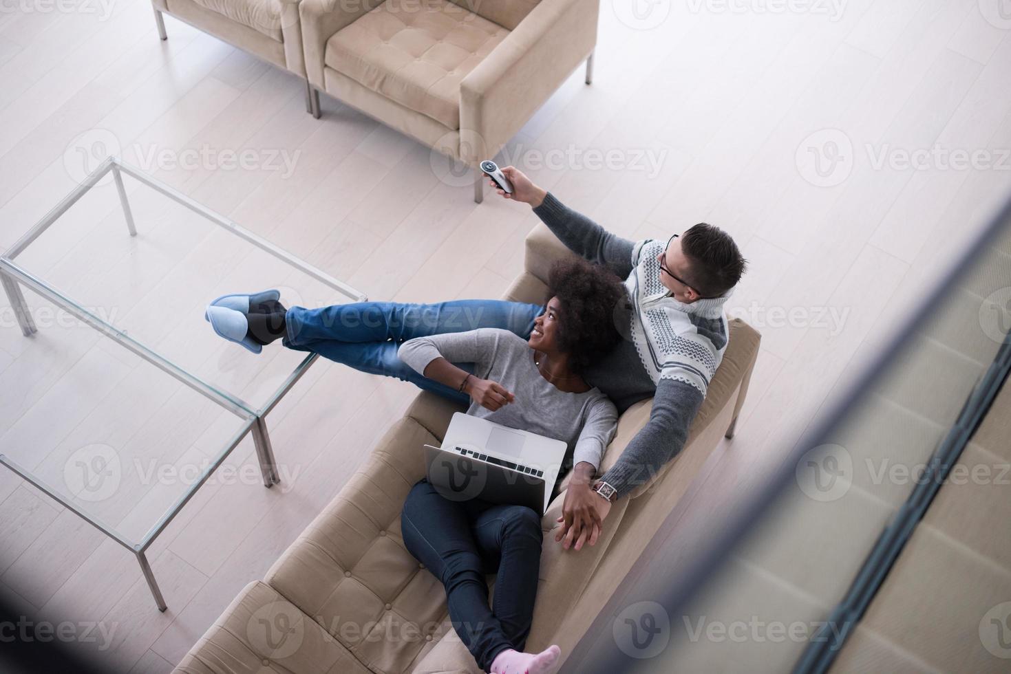 casal multiétnico relaxando em casa foto