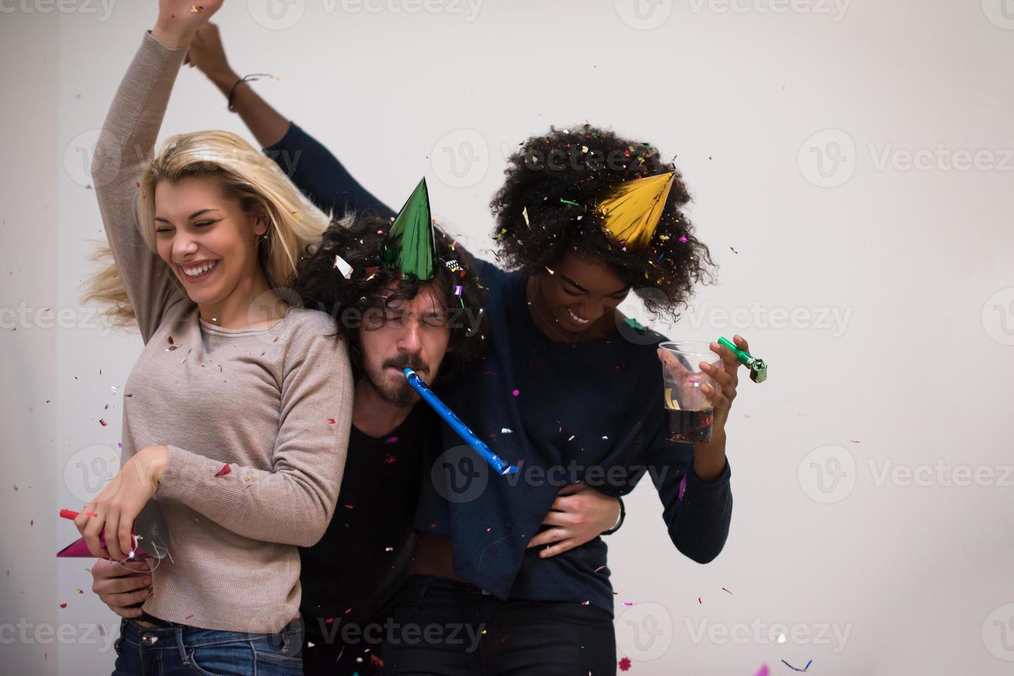 festa de confete grupo multiétnico de pessoas foto