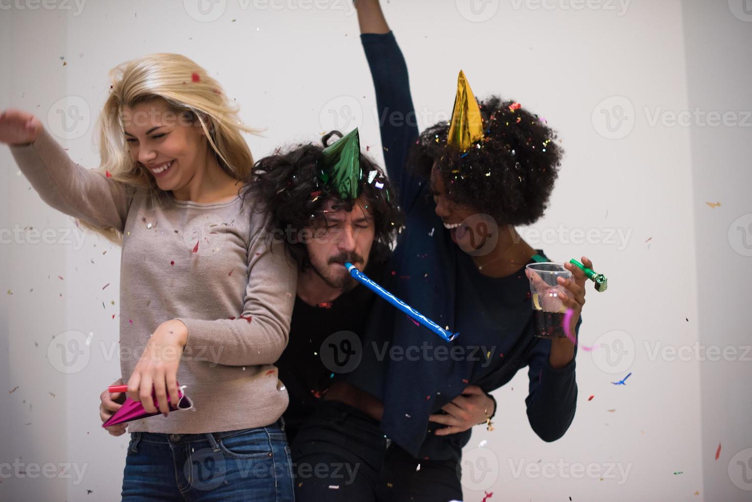 festa de confete grupo multiétnico de pessoas foto