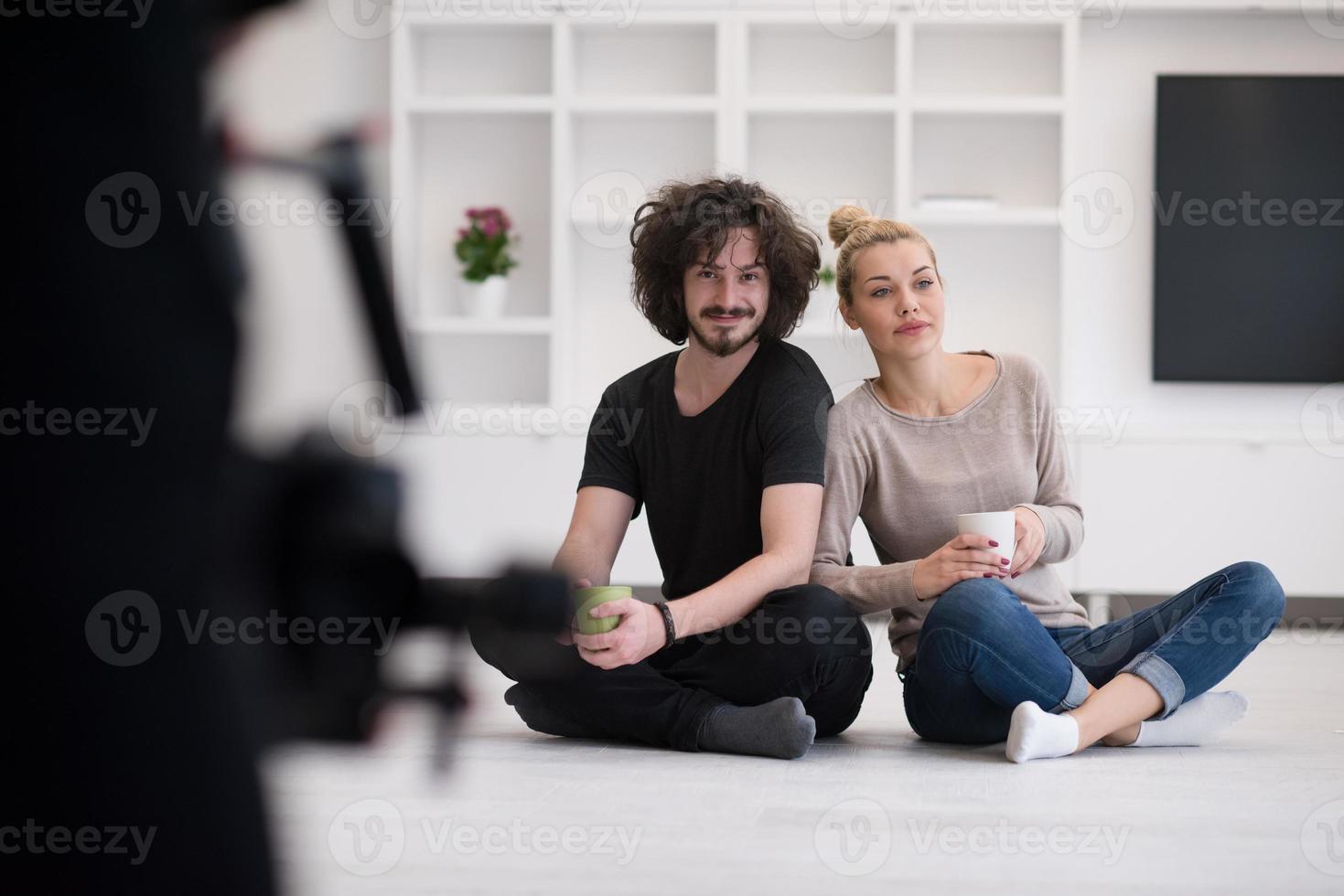 jovem casal em sua nova casa foto