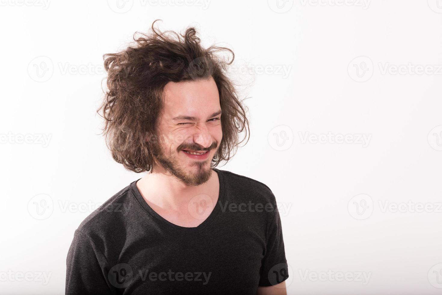 retrato de um homem com chapéu de festa soprando no apito foto