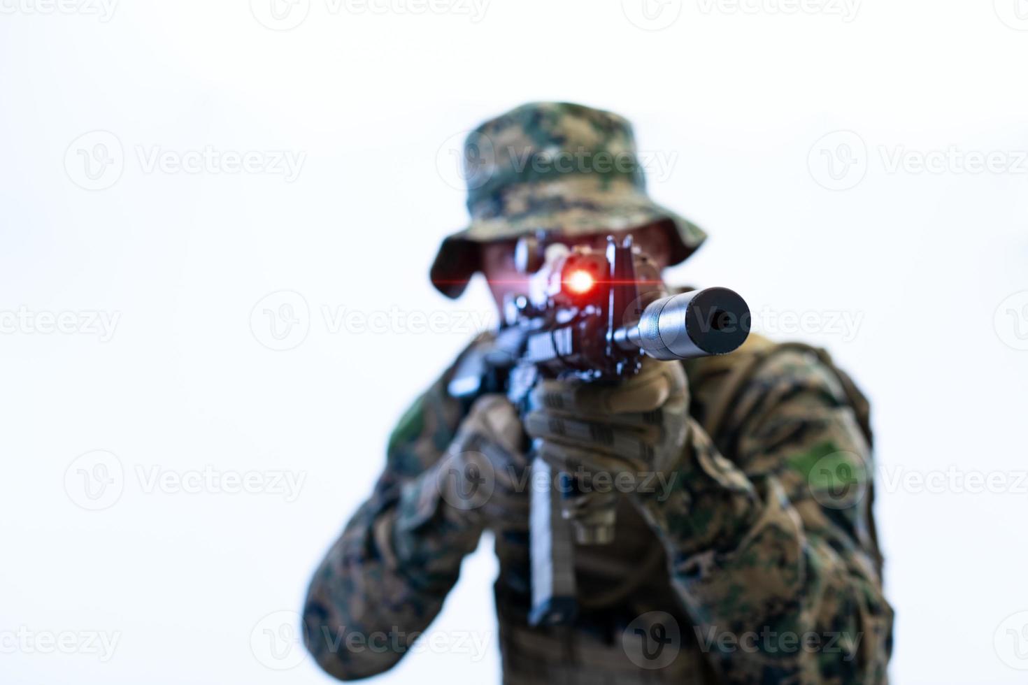 soldado em ação visando a ótica de visão a laser foto