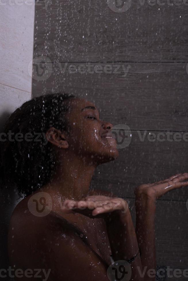 mulher afro-americana no chuveiro foto